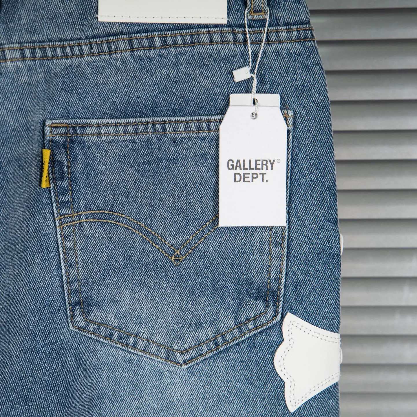 P240 Chrome Hearts Gallery co-branded limited-edition cross-flared flared jeans are a hot item this season and are sought after by countless celebrities and fashionistas. The neat details of the cutting process add color to the playful fashion! The neat and meticulous design, and the well-fitting structure is unique. The upper body not only has outstanding recognition, but also looks younger and younger. A style with the ultimate wearing meaning and performance, gorgeous color matching, and the craftsmanship of this style is also extremely extraordinary. After the finished product is washed, it is disassembled and hand-made with sheepskin cross leather and then spliced ​​together to complete. The whole piece has too many craftsmanship to describe. It is decorated with patchwork cross flowers and high-waisted washed jeans! ! Absolutely high-end luxury product, a god-level single product, a super popular product, made by top heavy industry, a magic weapon that cannot be missed to hit the streets. Style number: 1843 Size: 28 30 32 34 36 Color: blue